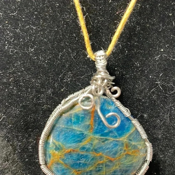 Apatite gem stone handcrafted wire wrapped - Picture 5 of 5